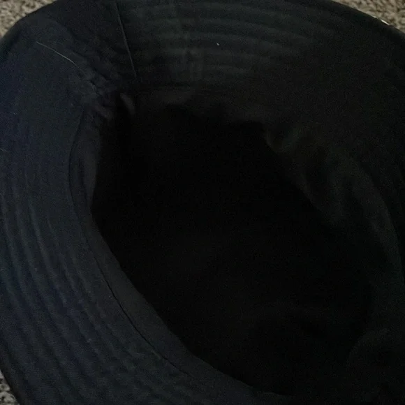 Cute froggy bucket hat for nice sunny beach days. - Picture 2 of 4